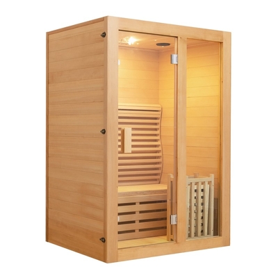 Legno della cicuta un bagno turco di sauna della persona tradizionale