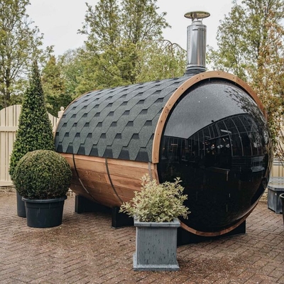 Stufa infornata di legno di Cedar Barrel Sauna Room With della finestra panoramica all'aperto