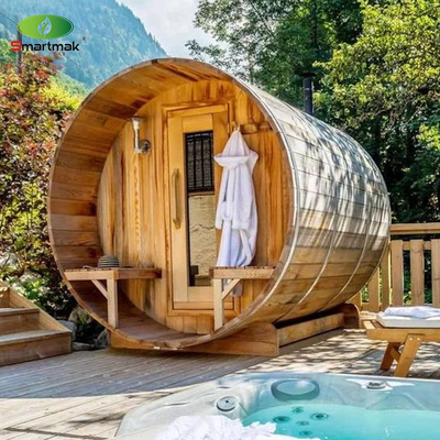 Sauna a vapore esterno in botte di legno di cedro utilizzata nel giardino nel cortile della foresta