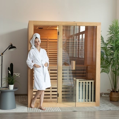 3 persone di legno usano la stanza dell'interno di sauna del vapore con la cucina elettrica