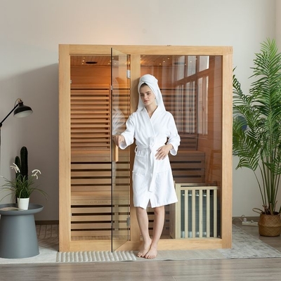 3 persone di legno usano la stanza dell'interno di sauna del vapore con la cucina elettrica