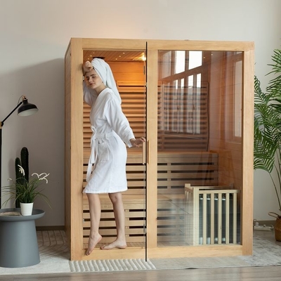 3 persone di legno usano la stanza dell'interno di sauna del vapore con la cucina elettrica