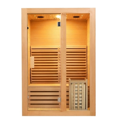 Legno della cicuta un bagno turco di sauna della persona tradizionale