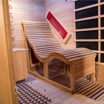 La stanza infrarossa di legno dell'interno di sauna della persona bassa di FME 2 con indica la sedia