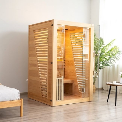 Sauna a vapore tradizionale dell'interno della casa di legno del cedro rosso per 2 persone