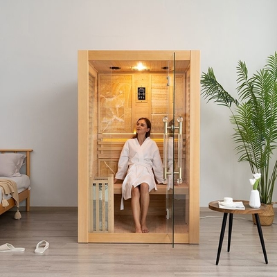 Sauna a vapore tradizionale dell'interno della casa di legno del cedro rosso per 2 persone