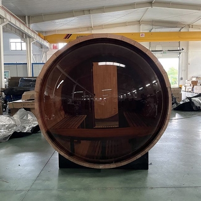 Sauna panoramica con botte di legno a vapore all'aperto con stufa elettrica