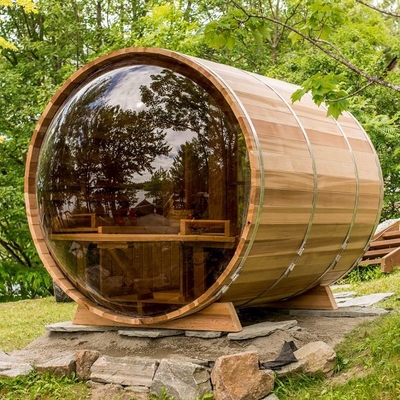 Sauna panoramica con botte di legno a vapore all'aperto con stufa elettrica