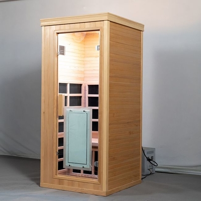 Persona infrarossa lontana della stanza una di sauna di spettro completo di legno canadese della cicuta
