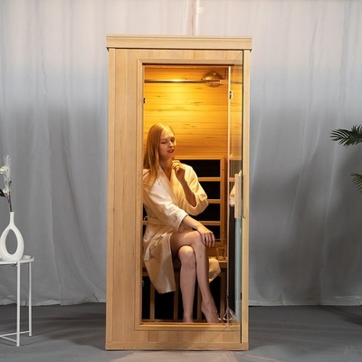 Persona infrarossa lontana della stanza una di sauna di spettro completo di legno canadese della cicuta