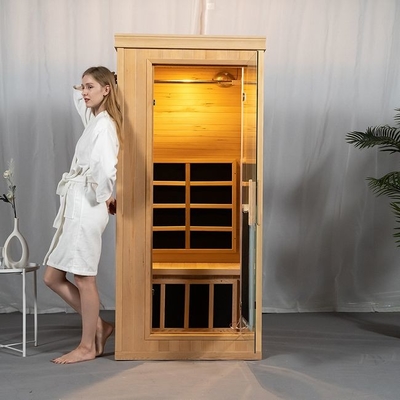 Persona infrarossa lontana della stanza una di sauna di spettro completo di legno canadese della cicuta
