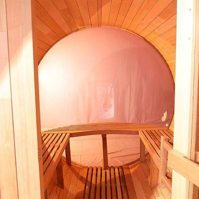 Stufa infornata di legno di Cedar Barrel Sauna Room With della finestra panoramica all'aperto