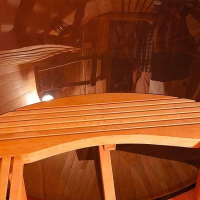 Stufa infornata di legno di Cedar Barrel Sauna Room With della finestra panoramica all'aperto