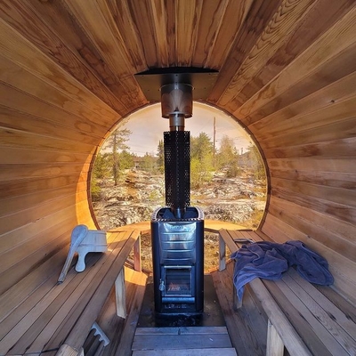 Stufa infornata di legno di Cedar Barrel Sauna Room With della finestra panoramica all'aperto