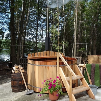 Stanza di sauna di Cedar Wood Hot Tub Steam con la stufa bruciante di legno