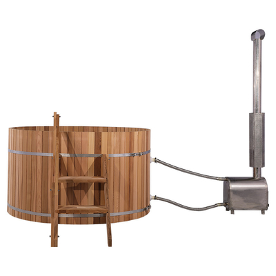 3-4 vasca calda infornata Cedar Pine Thermowood Wooden Wood rossa all'aperto della persona con la stufa bruciante di legno esterna