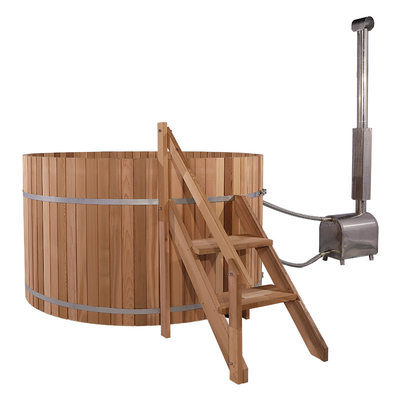 3-4 vasca calda infornata Cedar Pine Thermowood Wooden Wood rossa all'aperto della persona con la stufa bruciante di legno esterna