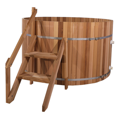 3-4 vasca calda infornata Cedar Pine Thermowood Wooden Wood rossa all'aperto della persona con la stufa bruciante di legno esterna
