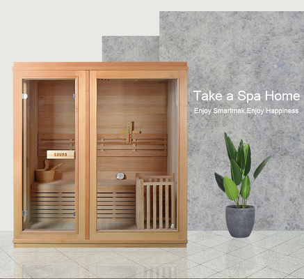 Sauna a vapore domestica tradizionale con stufa e pietra