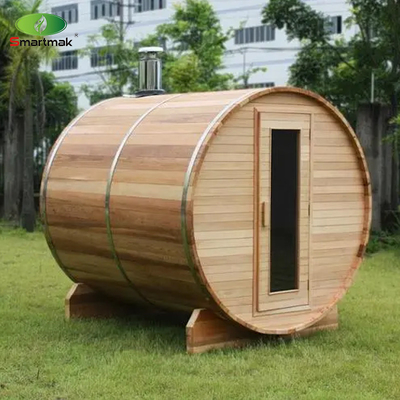 Sauna a vapore esterno in botte di legno di cedro utilizzata nel giardino nel cortile della foresta