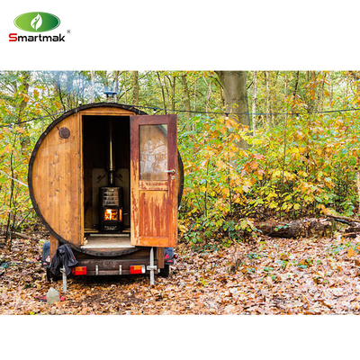 Sauna a vapore esterno in botte di legno di cedro utilizzata nel giardino nel cortile della foresta