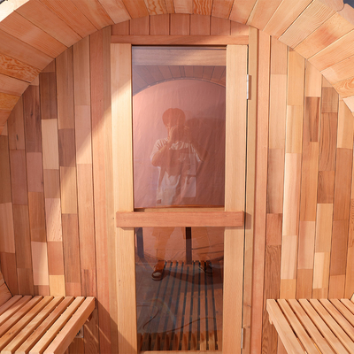 Sauna di legno a botte di cedro rosso canadese con stufa a riscaldamento a controllo interno da 4,5 kW