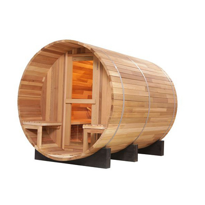Persona di Smartmak 6 intorno a Cedar Wood Barrel Sauna Outdoor rosso con il portico