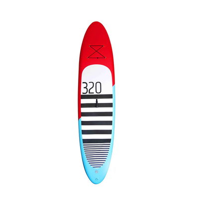 il sup gonfiabile di 15cm sta sul bordo di pagaia della spuma per gli sport acquatici della famiglia