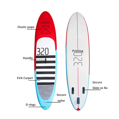 il sup gonfiabile di 15cm sta sul bordo di pagaia della spuma per gli sport acquatici della famiglia